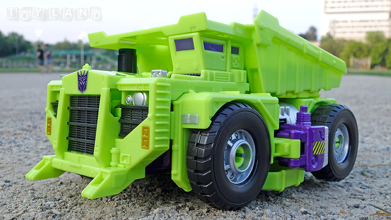 Illustration for article titled The Colossal New Transformers Devastator Is Better than the Original